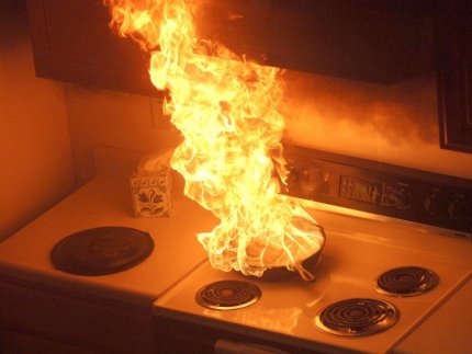 Оставляя без присмотра плиту с готовящейся едой, можно устроить пожар.